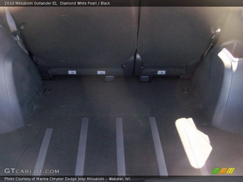 Diamond White Pearl / Black 2010 Mitsubishi Outlander ES