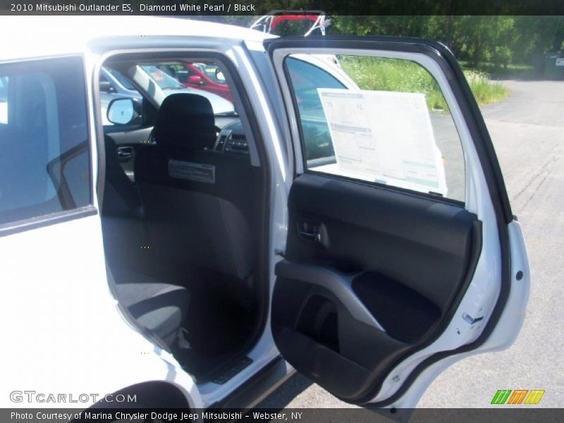 Diamond White Pearl / Black 2010 Mitsubishi Outlander ES