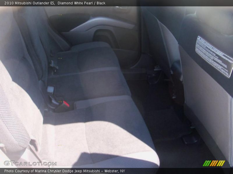 Diamond White Pearl / Black 2010 Mitsubishi Outlander ES