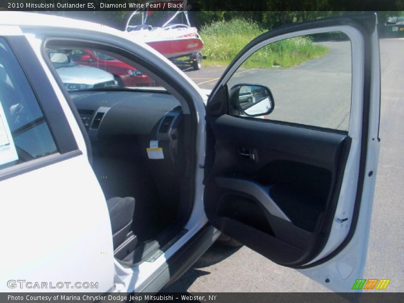 Diamond White Pearl / Black 2010 Mitsubishi Outlander ES