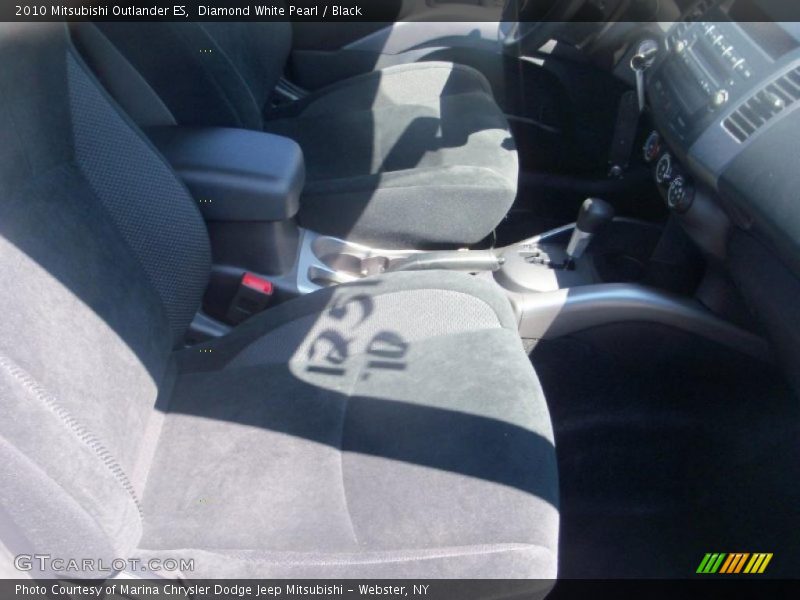 Diamond White Pearl / Black 2010 Mitsubishi Outlander ES