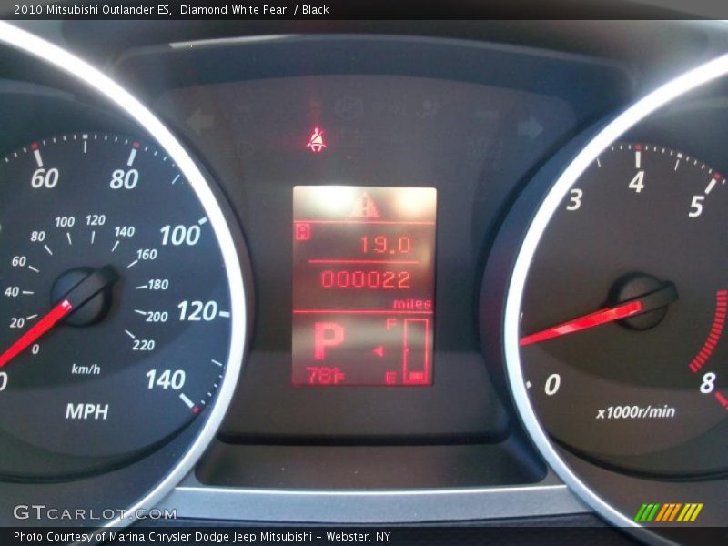 Diamond White Pearl / Black 2010 Mitsubishi Outlander ES