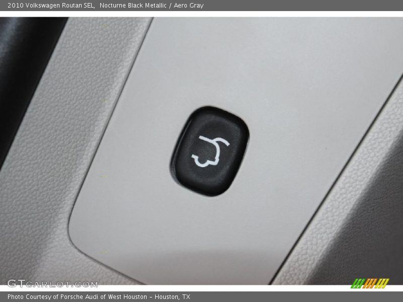 Nocturne Black Metallic / Aero Gray 2010 Volkswagen Routan SEL