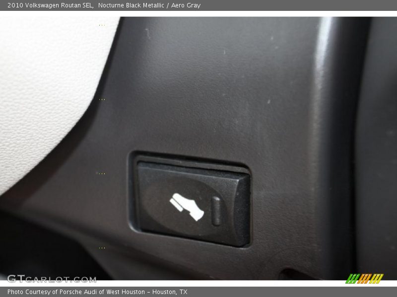 Nocturne Black Metallic / Aero Gray 2010 Volkswagen Routan SEL