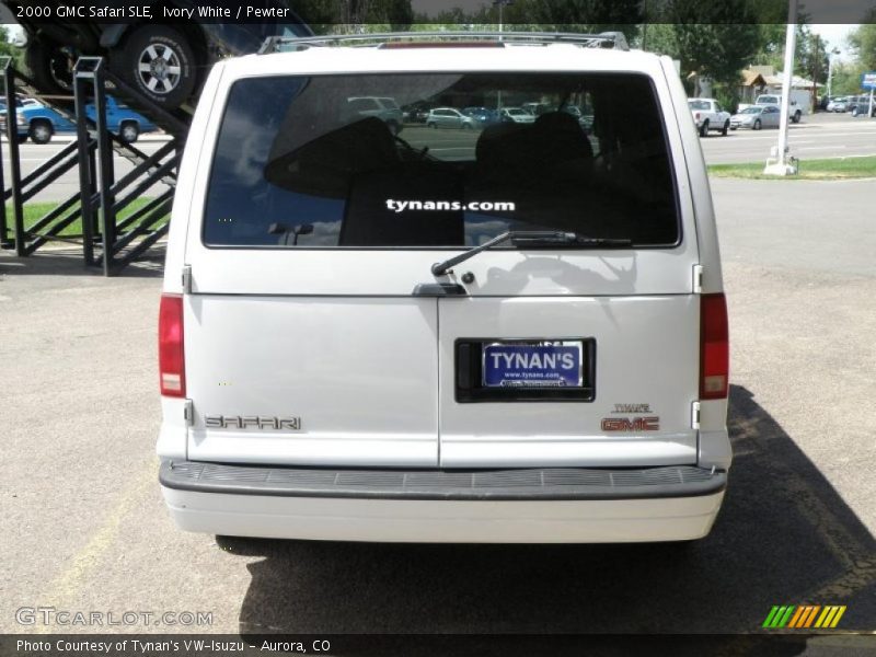 Ivory White / Pewter 2000 GMC Safari SLE