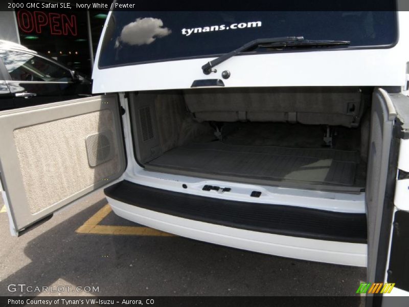 Ivory White / Pewter 2000 GMC Safari SLE