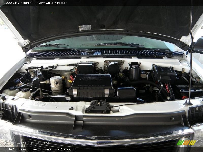 Ivory White / Pewter 2000 GMC Safari SLE