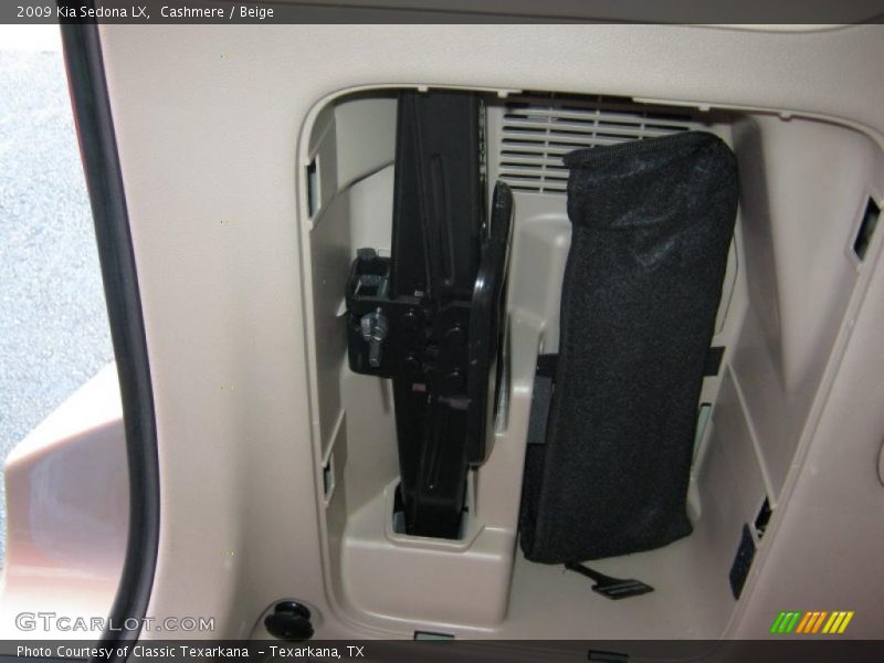 Cashmere / Beige 2009 Kia Sedona LX