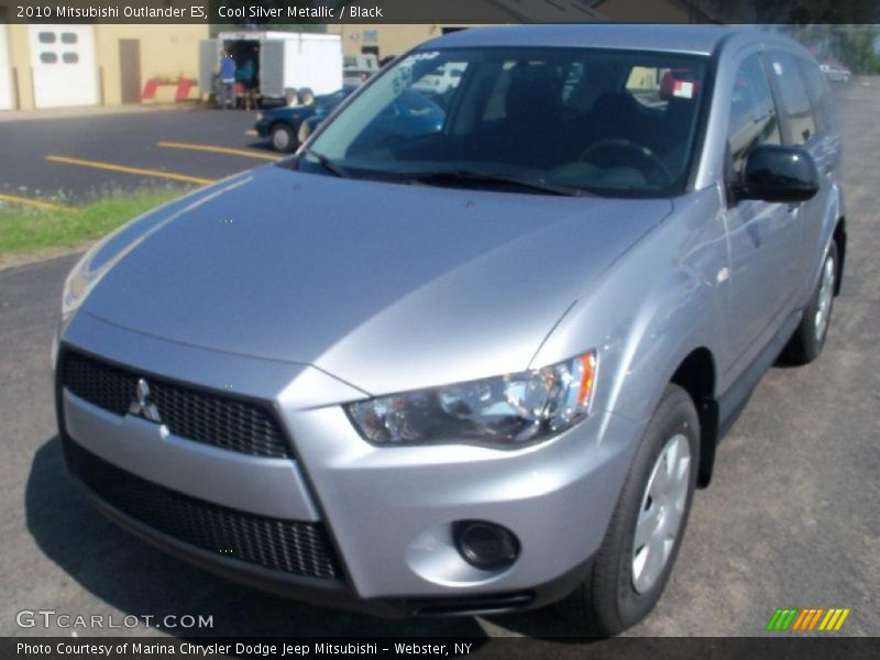 Cool Silver Metallic / Black 2010 Mitsubishi Outlander ES