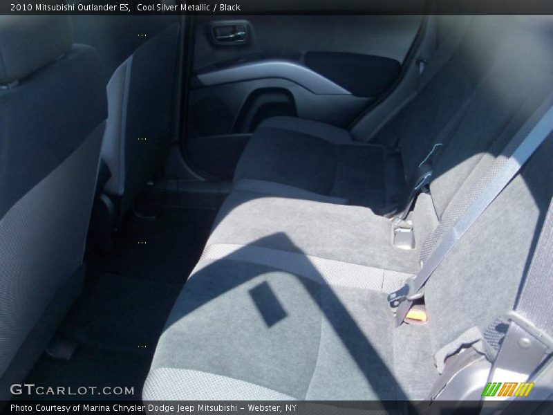 Cool Silver Metallic / Black 2010 Mitsubishi Outlander ES