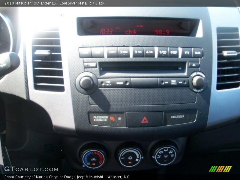 Cool Silver Metallic / Black 2010 Mitsubishi Outlander ES