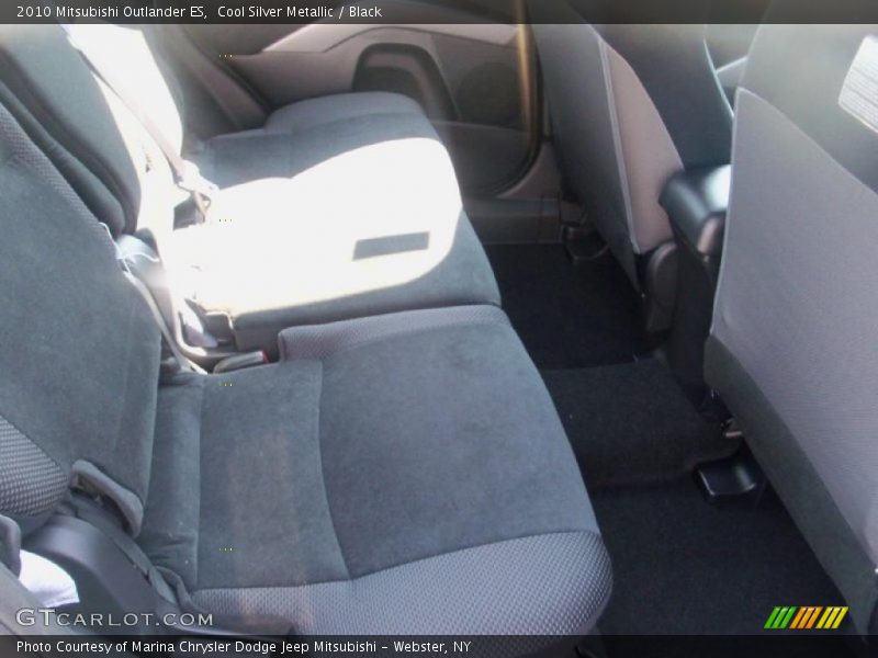 Cool Silver Metallic / Black 2010 Mitsubishi Outlander ES