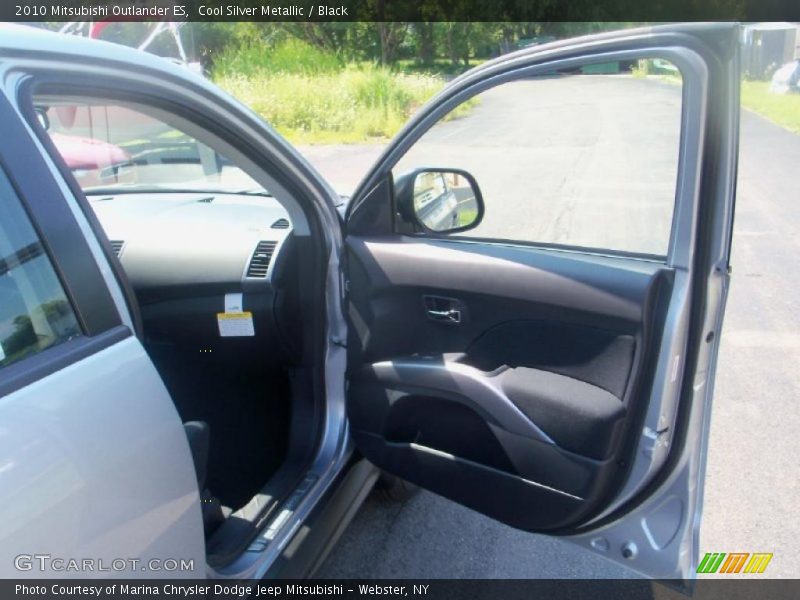 Cool Silver Metallic / Black 2010 Mitsubishi Outlander ES