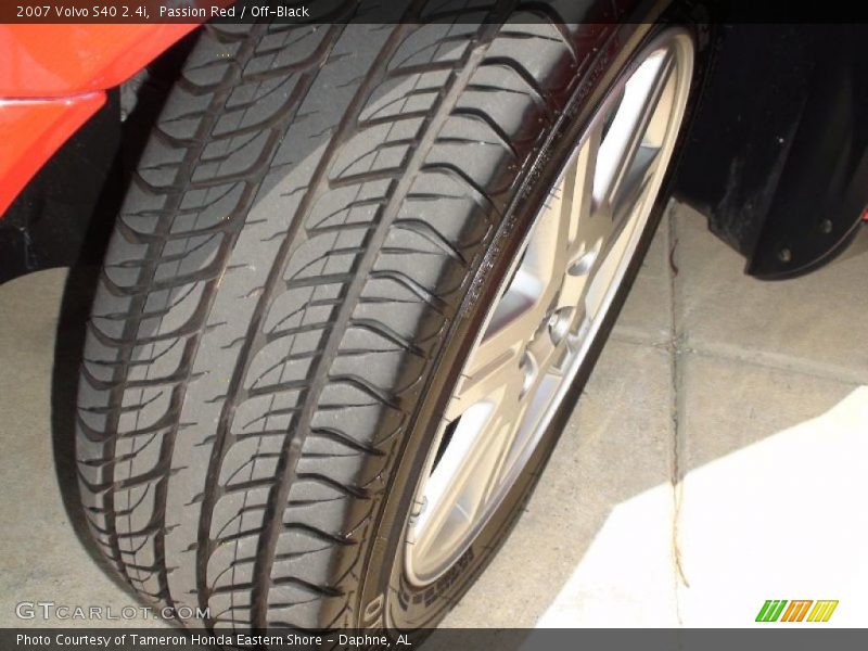 Passion Red / Off-Black 2007 Volvo S40 2.4i