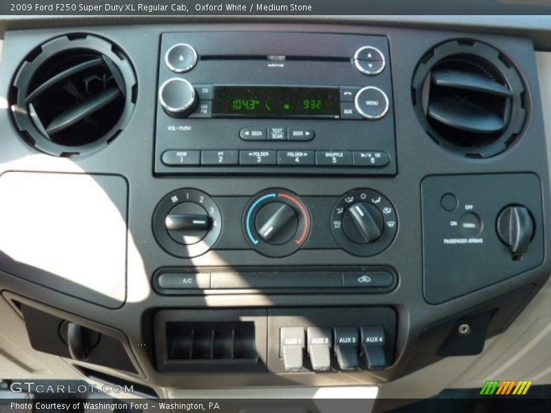 Oxford White / Medium Stone 2009 Ford F250 Super Duty XL Regular Cab