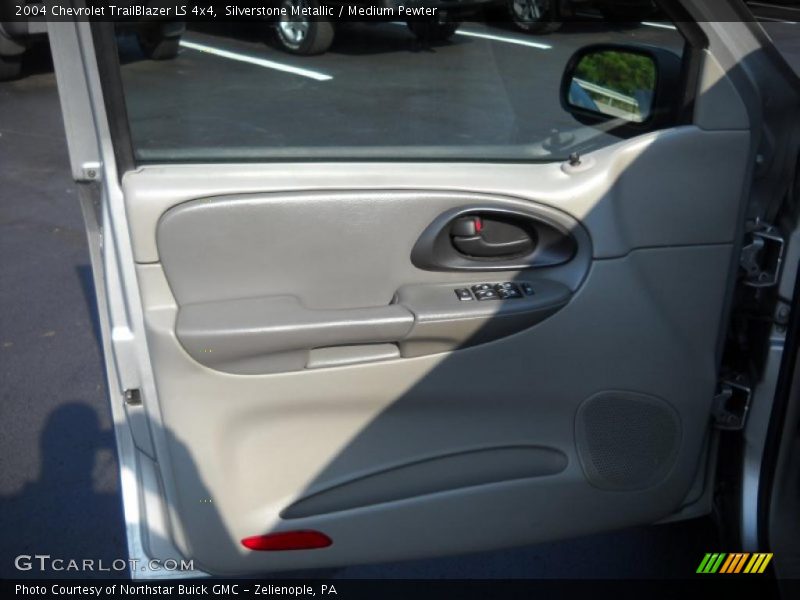Silverstone Metallic / Medium Pewter 2004 Chevrolet TrailBlazer LS 4x4