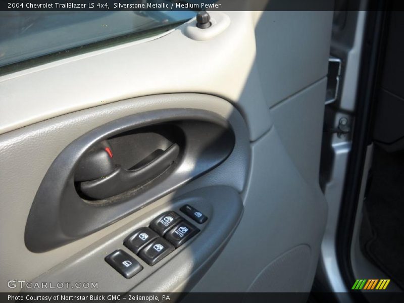 Silverstone Metallic / Medium Pewter 2004 Chevrolet TrailBlazer LS 4x4