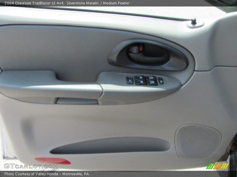 Silverstone Metallic / Medium Pewter 2004 Chevrolet TrailBlazer LS 4x4