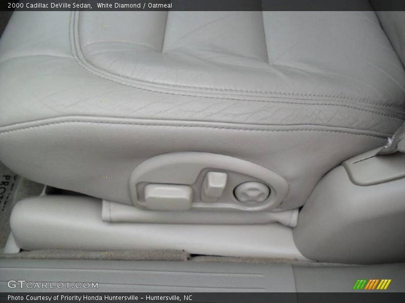 White Diamond / Oatmeal 2000 Cadillac DeVille Sedan
