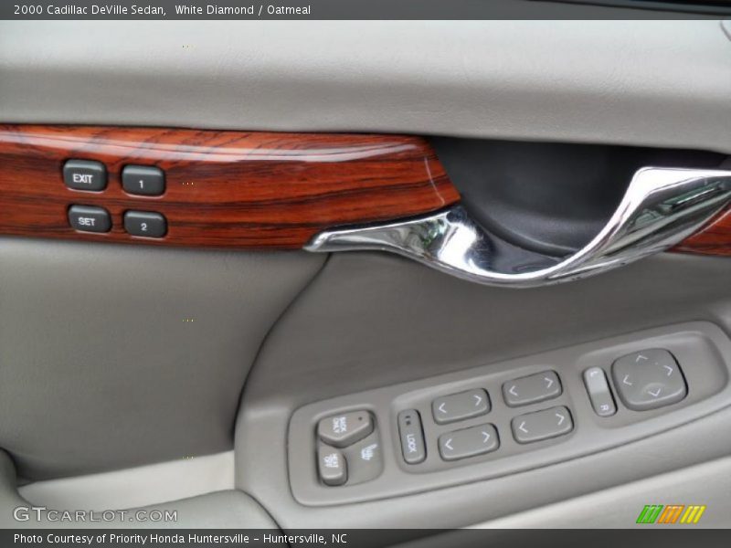 White Diamond / Oatmeal 2000 Cadillac DeVille Sedan