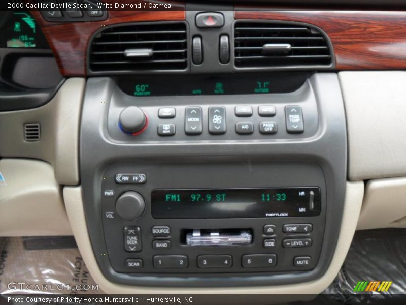White Diamond / Oatmeal 2000 Cadillac DeVille Sedan