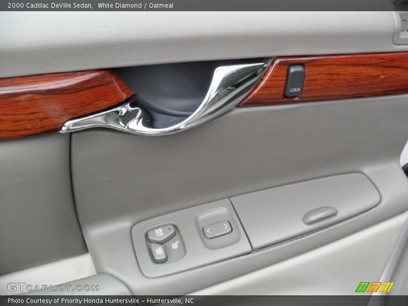 White Diamond / Oatmeal 2000 Cadillac DeVille Sedan