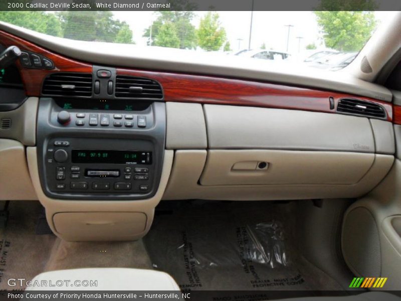 White Diamond / Oatmeal 2000 Cadillac DeVille Sedan