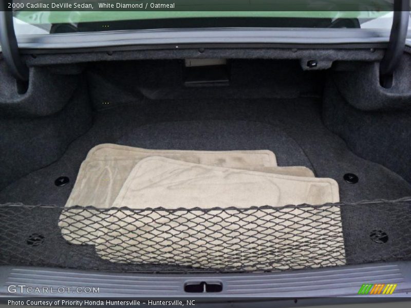 White Diamond / Oatmeal 2000 Cadillac DeVille Sedan
