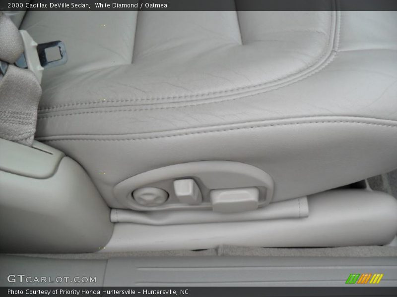 White Diamond / Oatmeal 2000 Cadillac DeVille Sedan