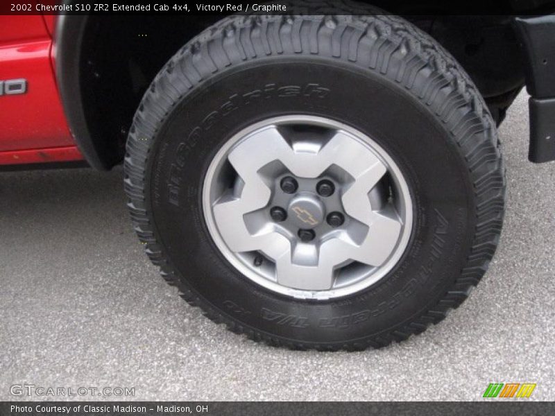 Victory Red / Graphite 2002 Chevrolet S10 ZR2 Extended Cab 4x4