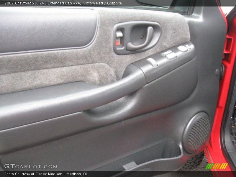 Victory Red / Graphite 2002 Chevrolet S10 ZR2 Extended Cab 4x4