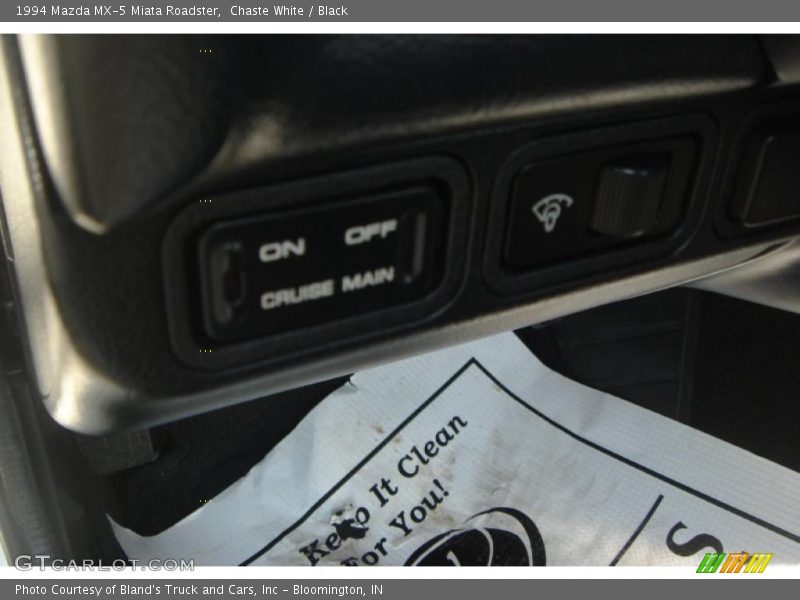 Chaste White / Black 1994 Mazda MX-5 Miata Roadster