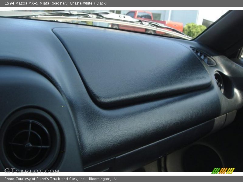 Chaste White / Black 1994 Mazda MX-5 Miata Roadster