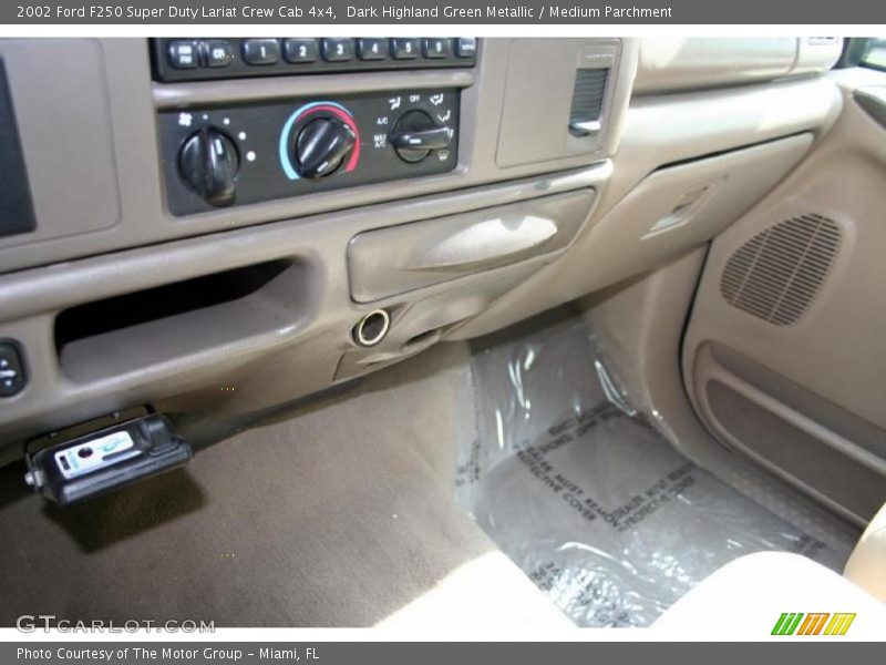 Dark Highland Green Metallic / Medium Parchment 2002 Ford F250 Super Duty Lariat Crew Cab 4x4