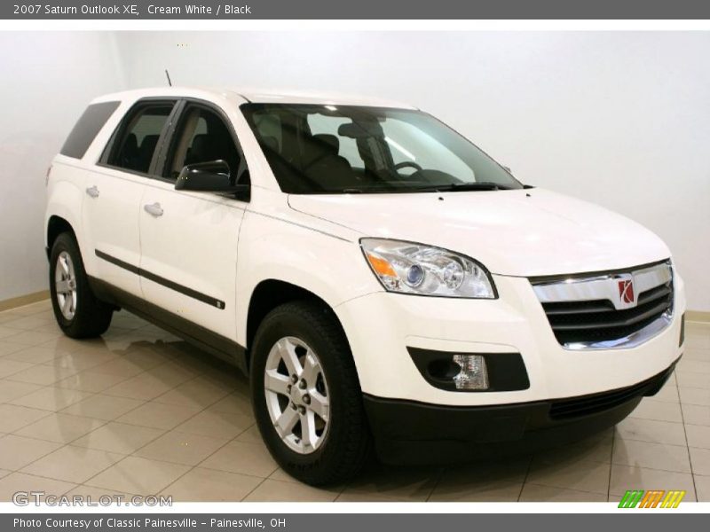 Cream White / Black 2007 Saturn Outlook XE