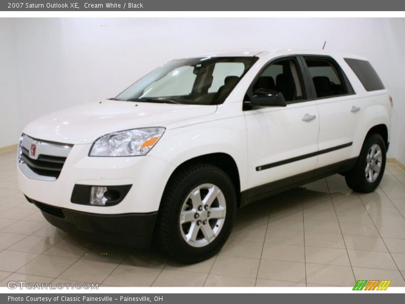 Cream White / Black 2007 Saturn Outlook XE