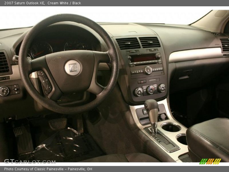 Cream White / Black 2007 Saturn Outlook XE