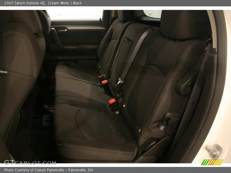 Cream White / Black 2007 Saturn Outlook XE