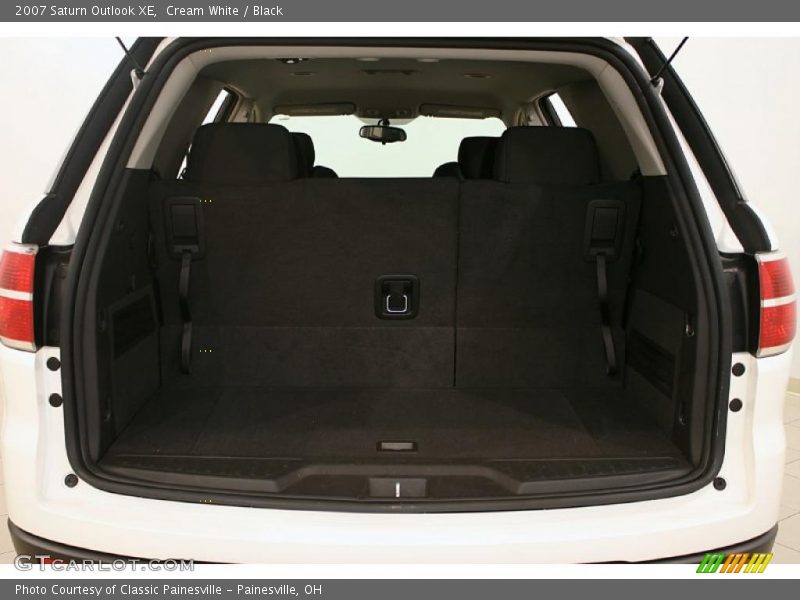Cream White / Black 2007 Saturn Outlook XE
