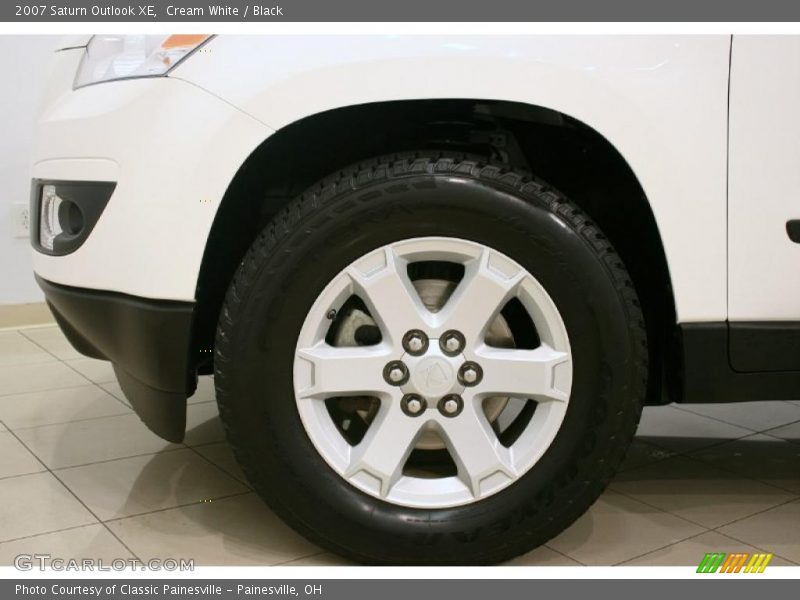 Cream White / Black 2007 Saturn Outlook XE