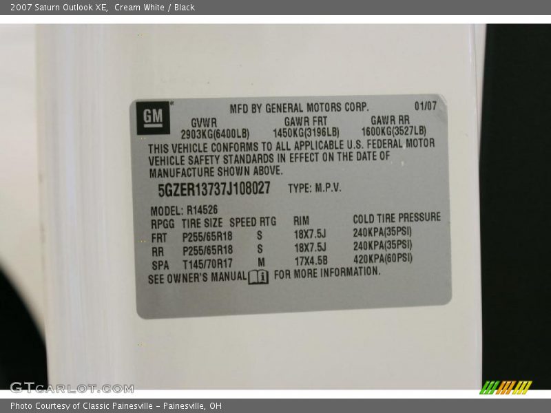 Cream White / Black 2007 Saturn Outlook XE