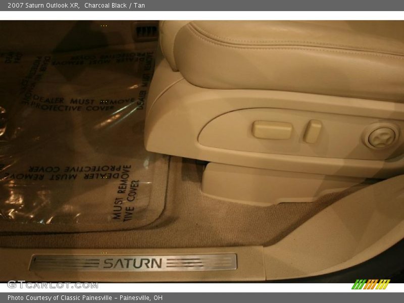 Charcoal Black / Tan 2007 Saturn Outlook XR