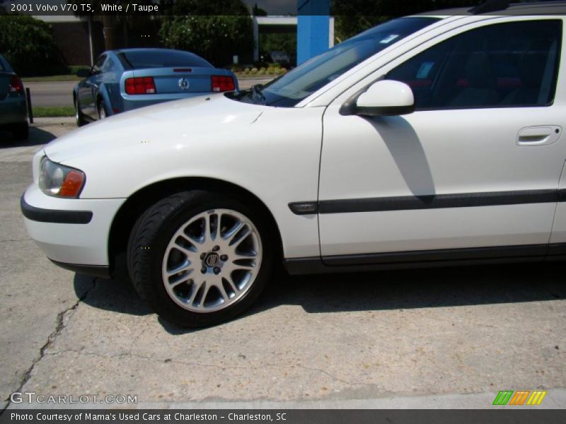 White / Taupe 2001 Volvo V70 T5