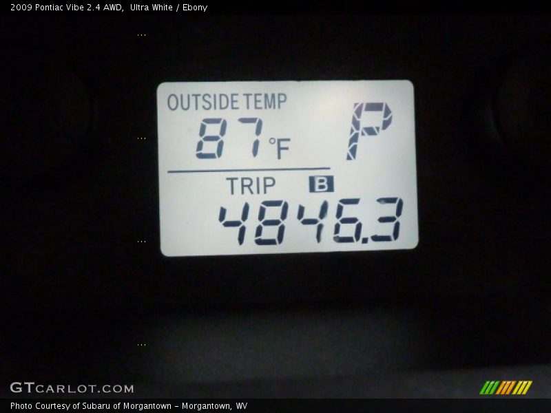 Ultra White / Ebony 2009 Pontiac Vibe 2.4 AWD