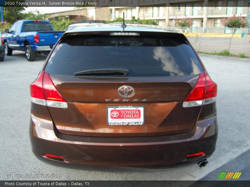 Sunset Bronze Mica / Ivory 2010 Toyota Venza I4