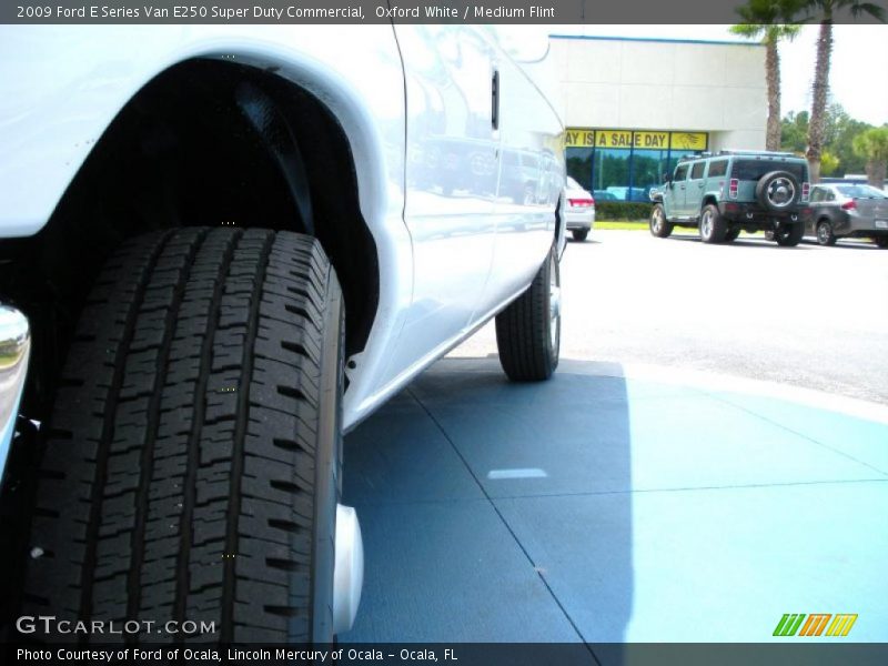 Oxford White / Medium Flint 2009 Ford E Series Van E250 Super Duty Commercial