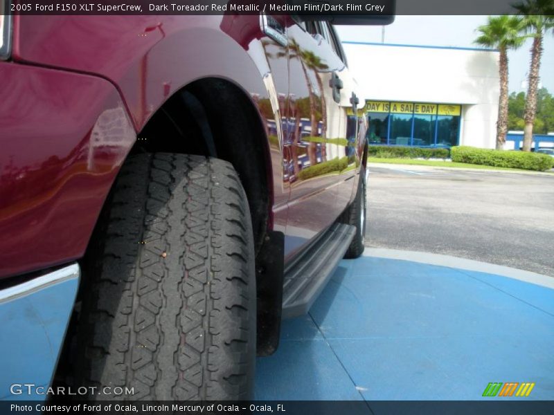 Dark Toreador Red Metallic / Medium Flint/Dark Flint Grey 2005 Ford F150 XLT SuperCrew