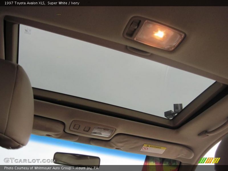 Super White / Ivory 1997 Toyota Avalon XLS