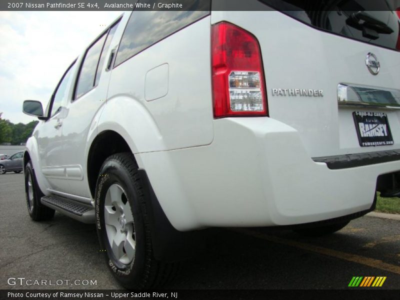 Avalanche White / Graphite 2007 Nissan Pathfinder SE 4x4