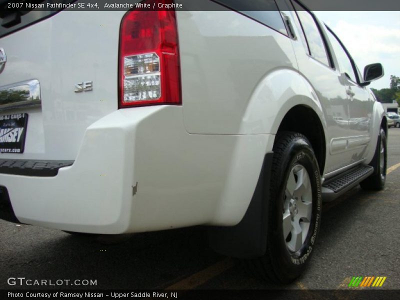 Avalanche White / Graphite 2007 Nissan Pathfinder SE 4x4